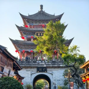 大理古城五華樓,傳統建築與紅燈籠點綴,下方為歷史城門景觀。