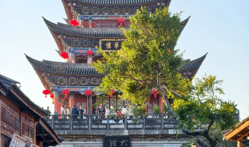 大理古城五華樓,傳統建築與紅燈籠點綴,下方為歷史城門景觀。