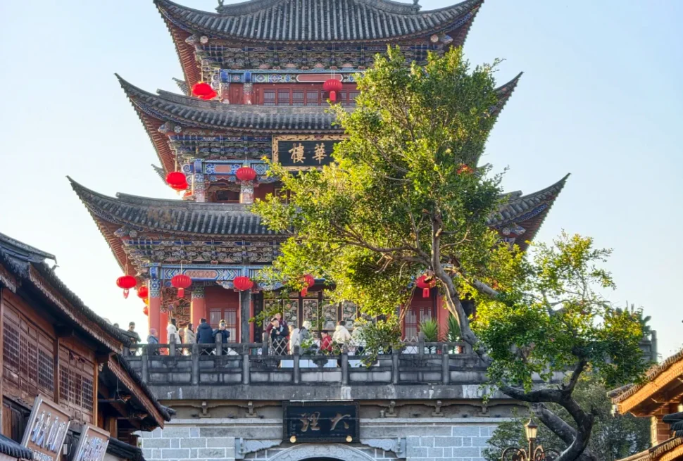 大理古城五華樓，傳統建築與紅燈籠點綴，下方為歷史城門景觀。