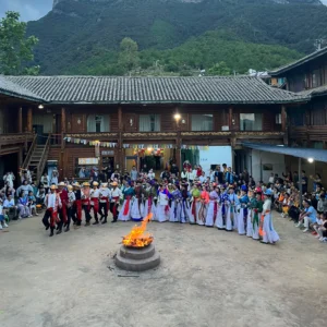 瀘沽湖摩梭族篝火晚會,圍繞火堆跳舞,穿著傳統民族服飾的文化表演場景。