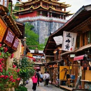 在 独克宗古城 街巷中，木质商铺林立，远处藏式建筑高耸，游客漫步其中，展现浓厚藏区风情。