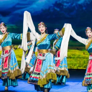 在 麗江宋城千古情 舞台上,演員身著民族服飾翩翩起舞,色彩鮮豔,動作優美,展現濃鬱的民族文化與藝術魅力。