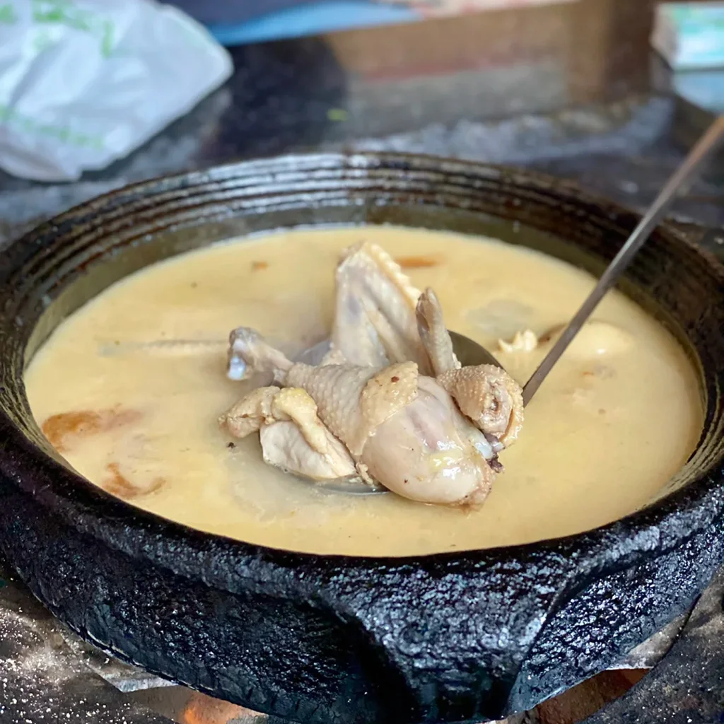 地道香格里拉尼西黑陶土鍋雞,雲南特色料理。嫩雞肉盛於濃郁奶白湯中,以傳統手工黑陶鍋慢燉而成。