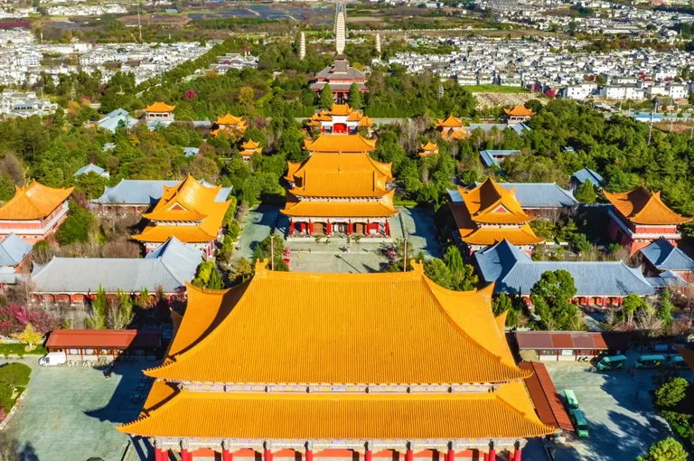 大理崇聖寺三塔航拍視角,寺院建築群與遠方洱海景觀一覽無遺。