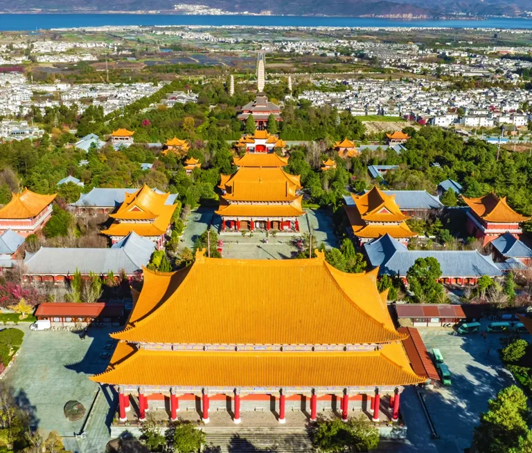 大理崇聖寺三塔航拍視角，寺院建築群與遠方洱海景觀一覽無遺。