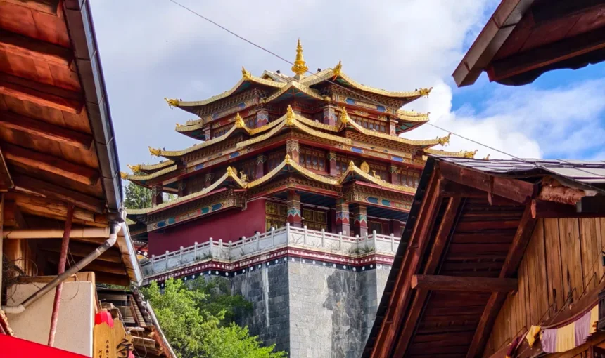 香格里拉獨克宗古城大佛寺,金頂層疊藏式古殿雄偉莊嚴,聳立高原山巔,夾在原木藏式民居古巷之間,滿載千年藏傳佛教聖地風韻。