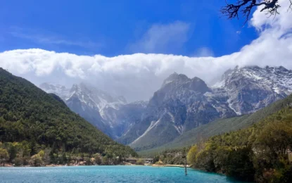 藍月谷景點：玉龍雪山腳下的藍色詩行，一汪碧水醉流年