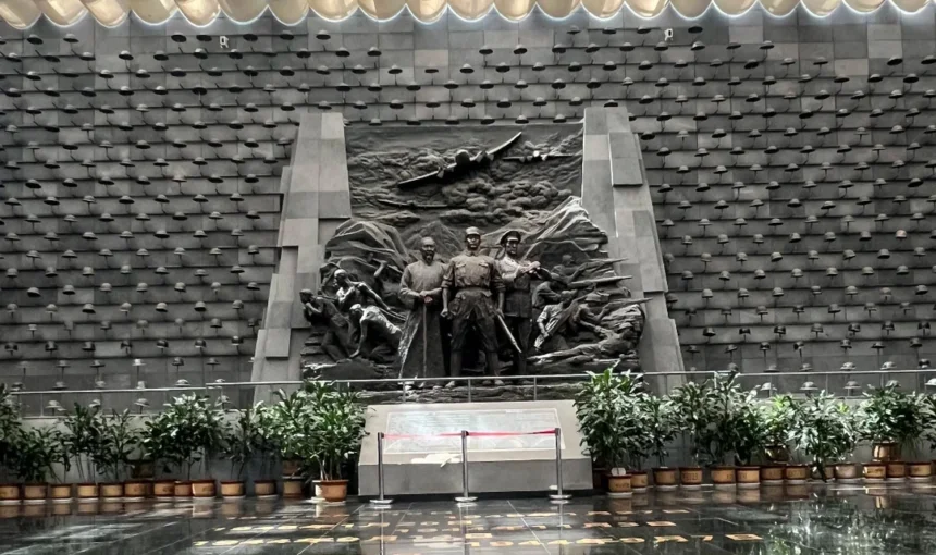 騰衝國殤墓園抗戰紀念館大廳,以中央雕塑與滿牆鋼盔為核心,再現滇西抗戰的崢嶸歲月,是對遠征軍將士的莊嚴致敬。