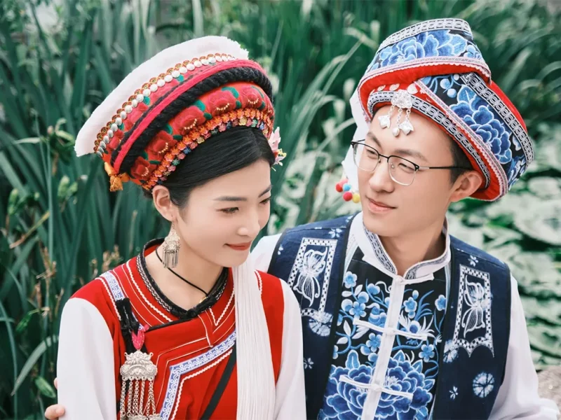 大理白族金花與阿鵬身著傳統民族服飾,展現精緻刺繡與特色頭飾。