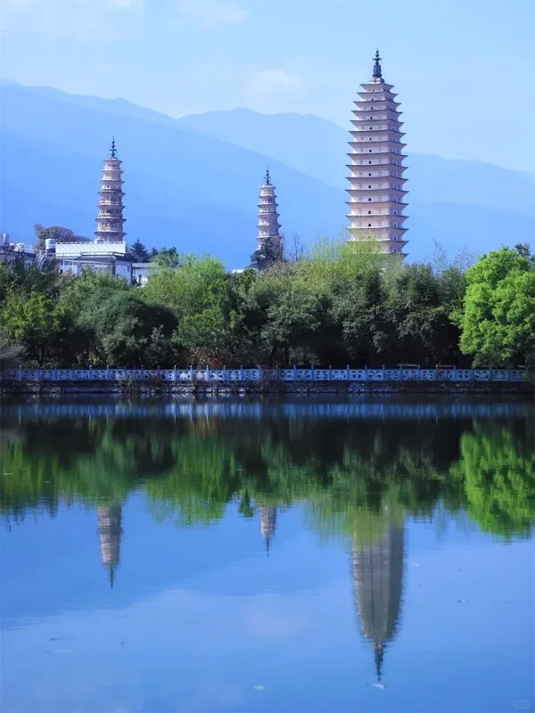 大理崇聖寺三塔倒映於水面,搭配山景與綠意景觀,畫面寧靜優美