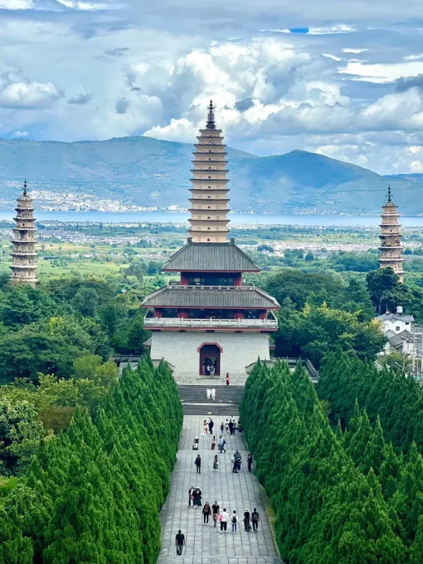 大理崇聖寺三塔主塔與寺院建築,遠山與雲景襯托壯麗景觀。
