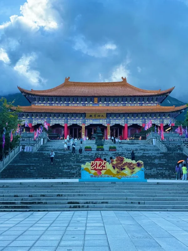 大理崇聖寺三塔主殿建築,階梯延伸至寺廟,呈現傳統中式風格。