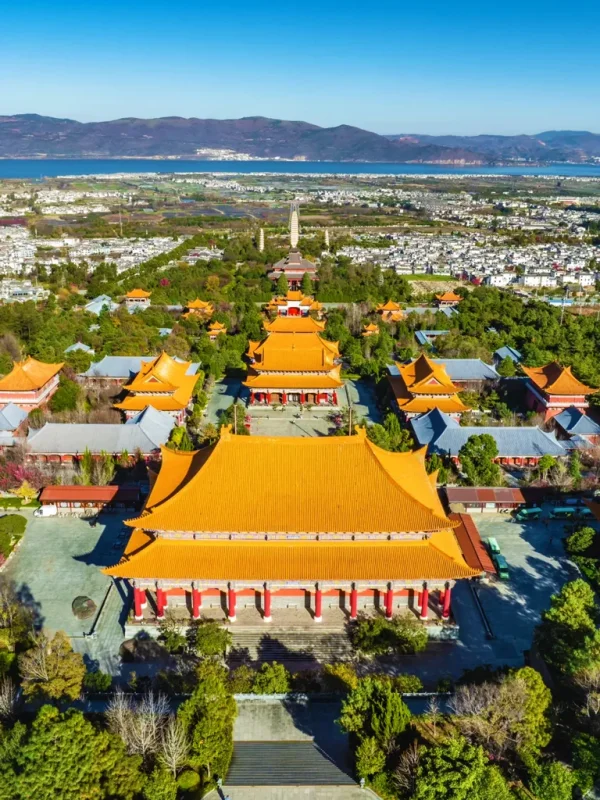 大理崇聖寺三塔航拍視角,寺院建築群與遠方洱海景觀一覽無遺。
