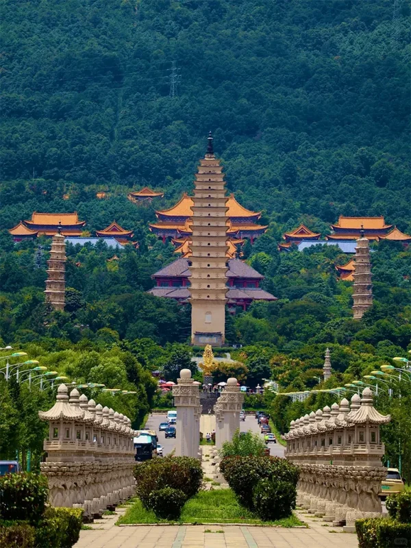 大理崇聖寺三塔,古塔與寺院建築結合,背靠青山景色壯麗。