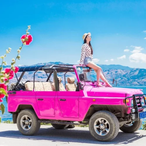 大理敞篷吉普車遊洱海,粉色越野車與旅人欣賞湖景與山景。