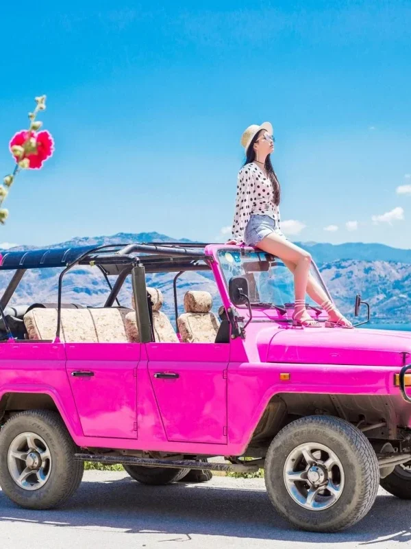 大理敞篷吉普車遊洱海,粉色越野車與旅人欣賞湖景與山景。