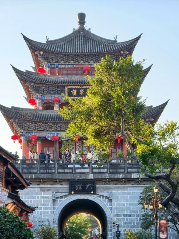 大理古城五華樓,傳統建築與紅燈籠點綴,下方為歷史城門景觀。