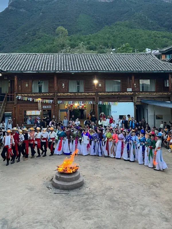 瀘沽湖摩梭族篝火晚會,圍繞火堆跳舞,穿著傳統民族服飾的文化表演場景。
