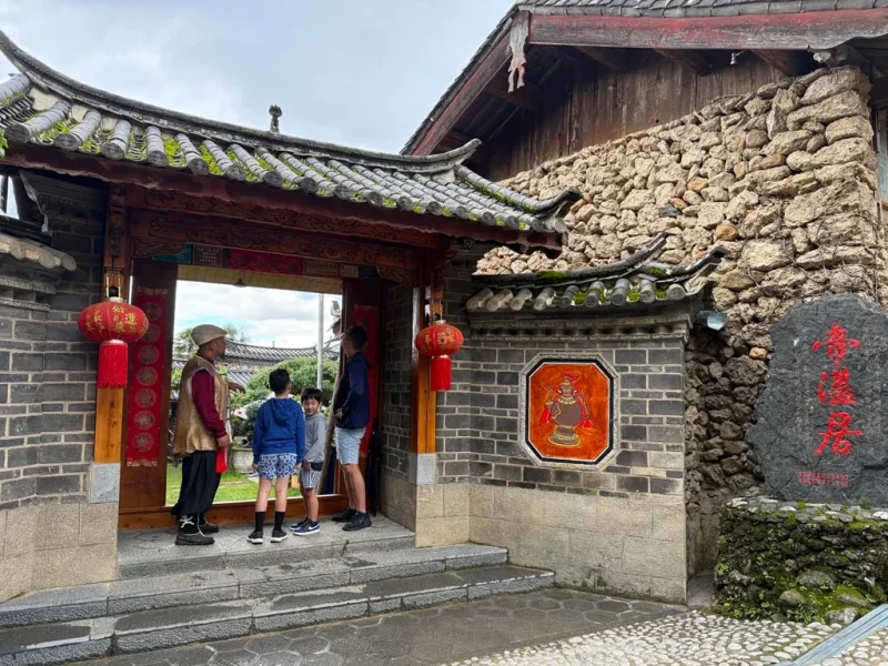 麗江納西族生活場景,庭院與傳統木屋建築。