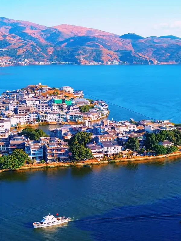 從蒼山俯瞰大理洱海,湖水與村落交織,遠山環繞景色壯麗。