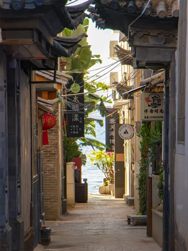 大理雙廊古鎮小巷,傳統建築與狹窄街道,盡頭通往洱海。