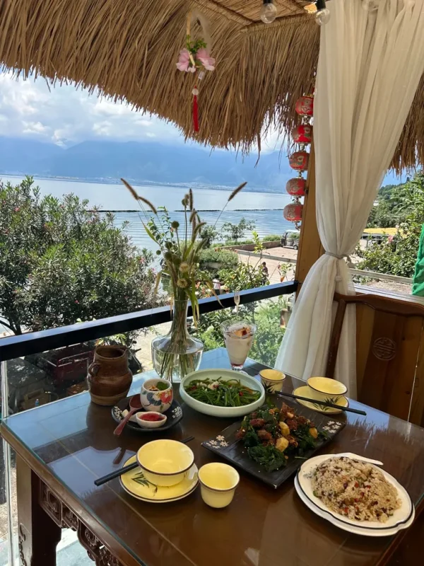 大理雙廊古鎮湖畔用餐景觀,洱海美景與在地美食相融合。