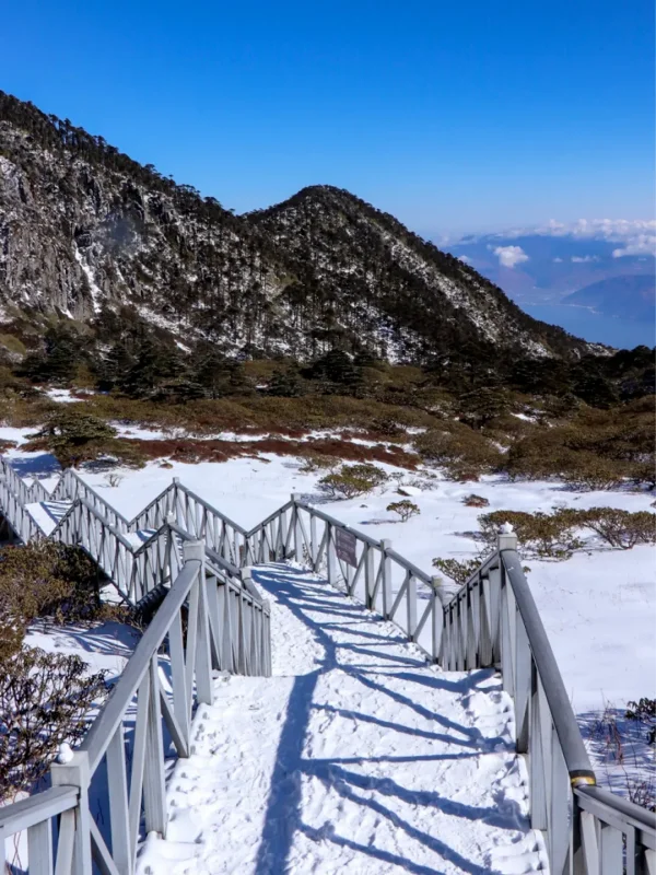大理冬季景色,蒼山覆蓋白雪,步道延伸於高山自然環境中。
